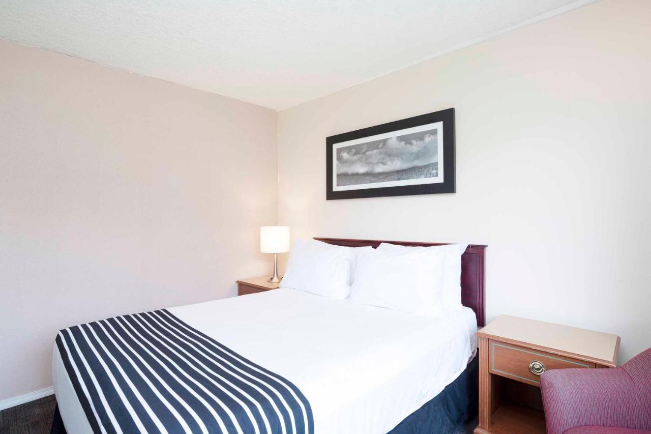 Sandman Inn Mcbride Esterno foto